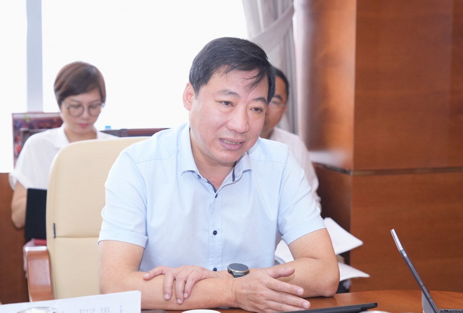 Đồng chí Nguyễn Nam Tiến, Giám đốc lĩnh vực Chuyển đổi số Tập đoàn phát biểu tại hội nghị.