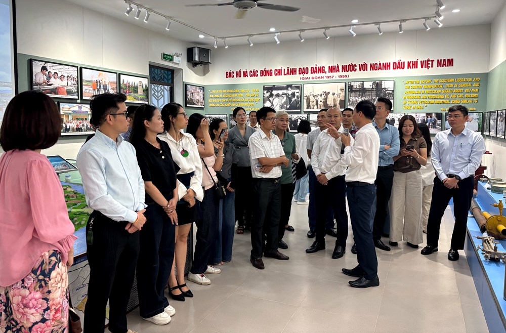 Đại diện Hiệp hội Phát triển văn hóa doanh nghiệp Việt Nam (VNABC) và Câu lạc bộ Báo chí và Văn hóa doanh nghiệp (CJCC) tìm hiểu tư liệu lịch sử về ngành Dầu khí