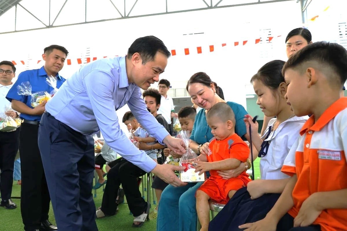 Ông Lê Ngọc Sơn - Bí thư Đảng ủy, Chủ tịch HĐTV PETROVIETNAM tặng quà cho các em nhỏ tại Trung tâm Bảo trợ xã hội Vũng Tàu