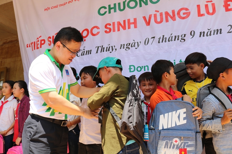 PVFCCo: Tiếp sức học sinh vùng lũ Thanh Hoá đến trường”