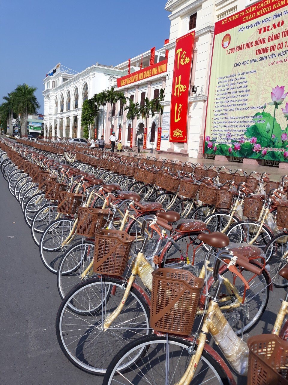 Đạm Cà Mau tài trợ 100 xe đạp cho học sinh, sinh viên tỉnh Nam Định”