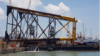 Vietsovpetro hạ thủy thành công Chân đế Giàn đầu giếng BK-21, mỏ Bạch Hổ