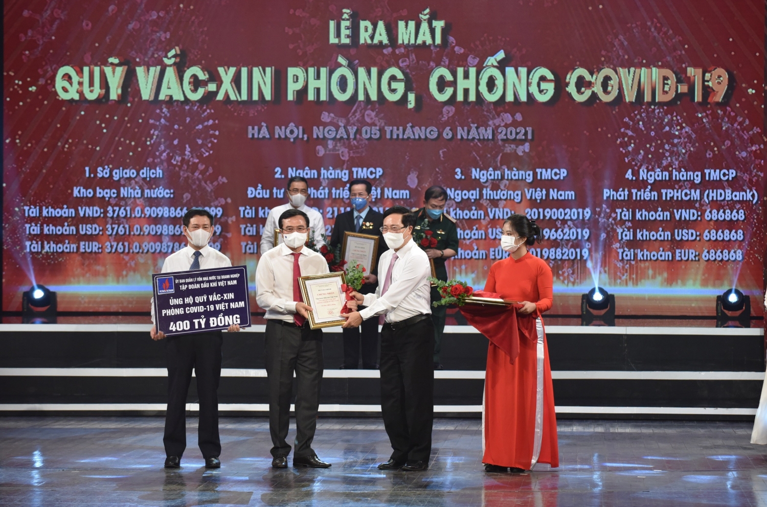 Petrovietnam transfers 400 billion dong to Covid-19 Vaccine Fund