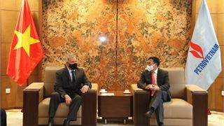 Petrovietnam Chairman of Board of Directors Hoang Quoc Vuong receives AES leader