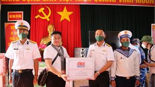 Hội CCB Vietsovpetro thăm, tặng quà quân dân Trường Sa, Nhà giàn DK1