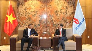Petrovietnam Chairman of the Board of Directors Hoang Quoc Vuong receives Equinor leader