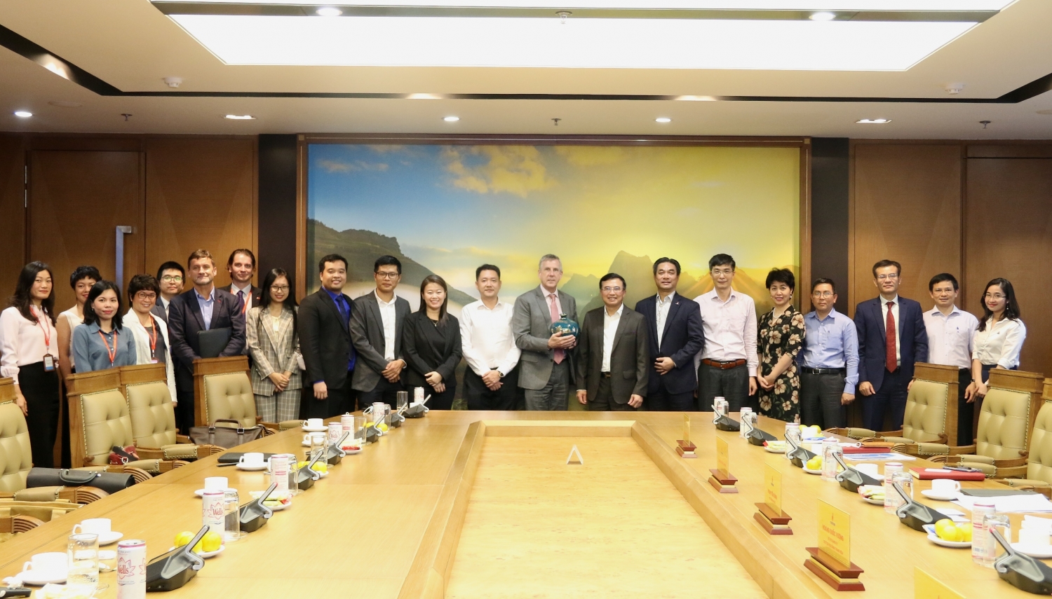GWEC willing to share experiences and cooperate with Petrovietnam in the field of offshore wind power
