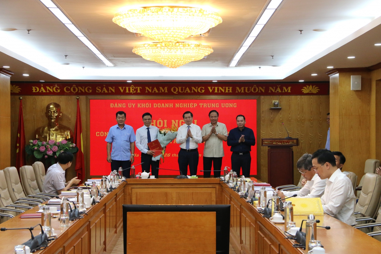 Trao Quyết định chuẩn y đồng chí Lê Mạnh Hùng giữ chức Ủy viên Ban Thường vụ Đảng ủy Khối DNTW nhiệm kỳ 2020 - 2025