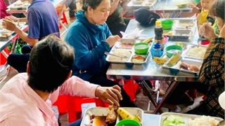 Tuổi trẻ Công ty Cảng Dịch vụ Dầu khí làm thiện nguyện tại "Quán cơm 2.000 đồng"