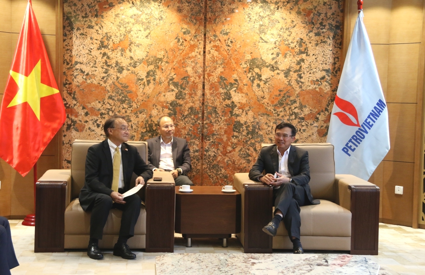 Petrovietnam Chairman of the Board of Directors Hoang Quoc Vuong receives JX NOEX leaders