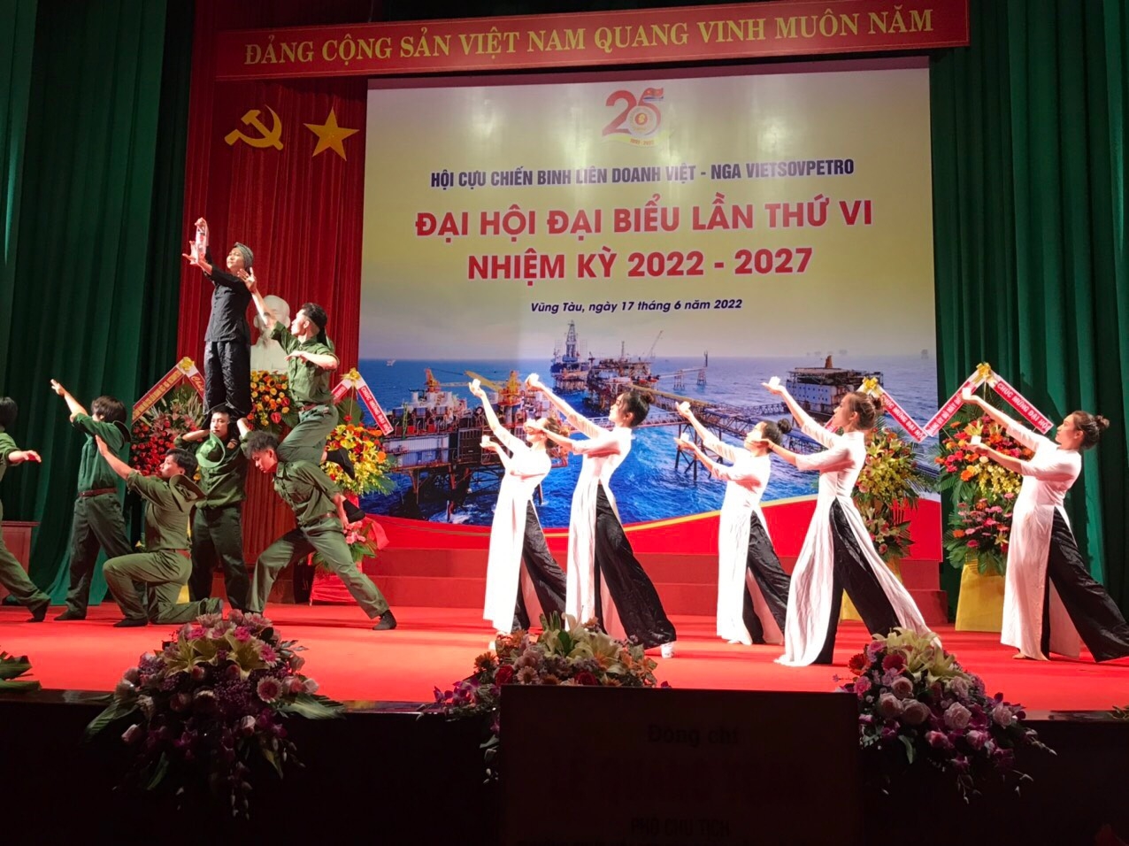 Tiết mục văn nghệ “Mẹ và Tổ quốc” trong đại hội