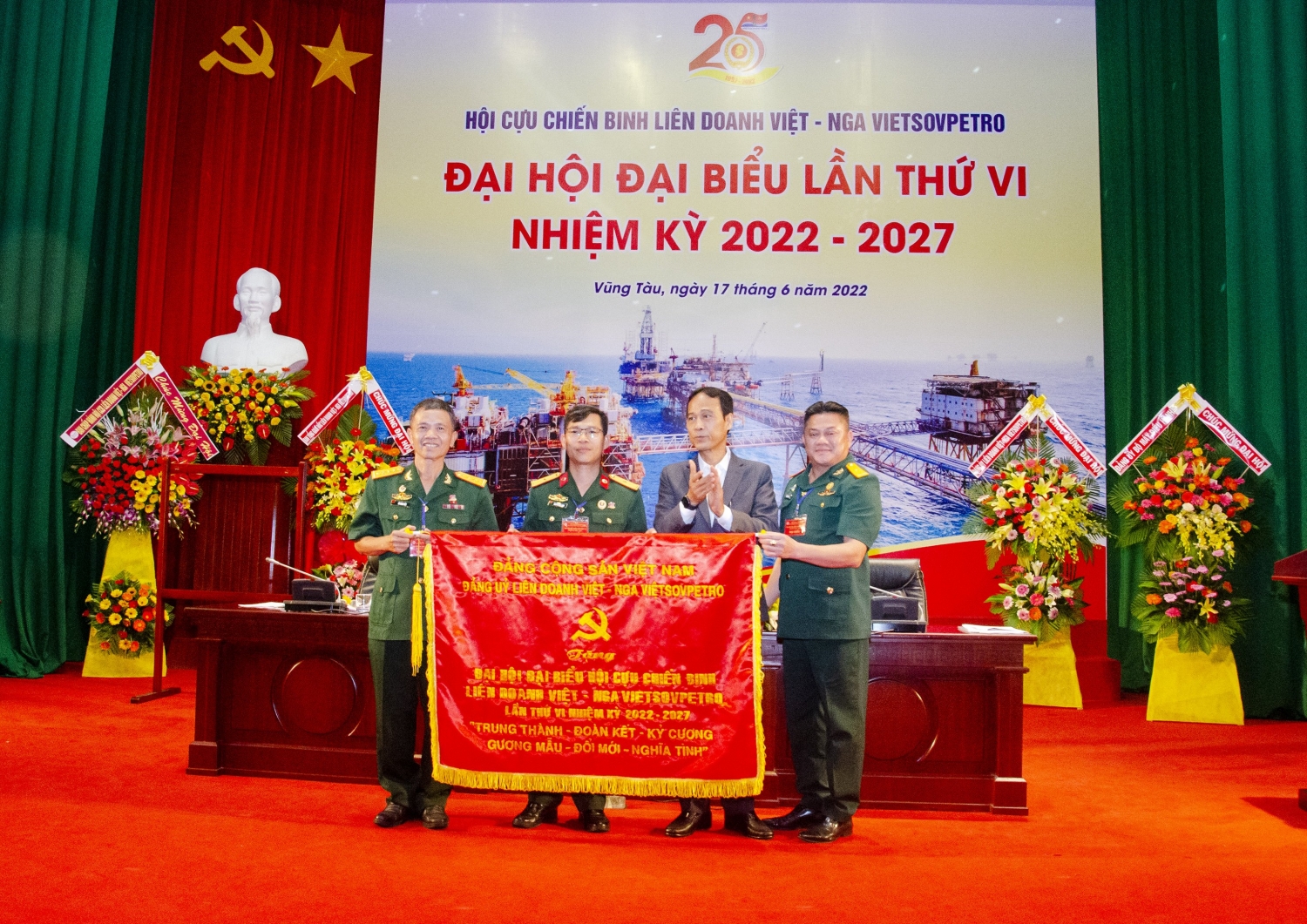 Ông Nguyễn Quỳnh Lâm- Bí thư đảng ủy, Tổng giám đốc trao tặng bức trướng cho đại hội