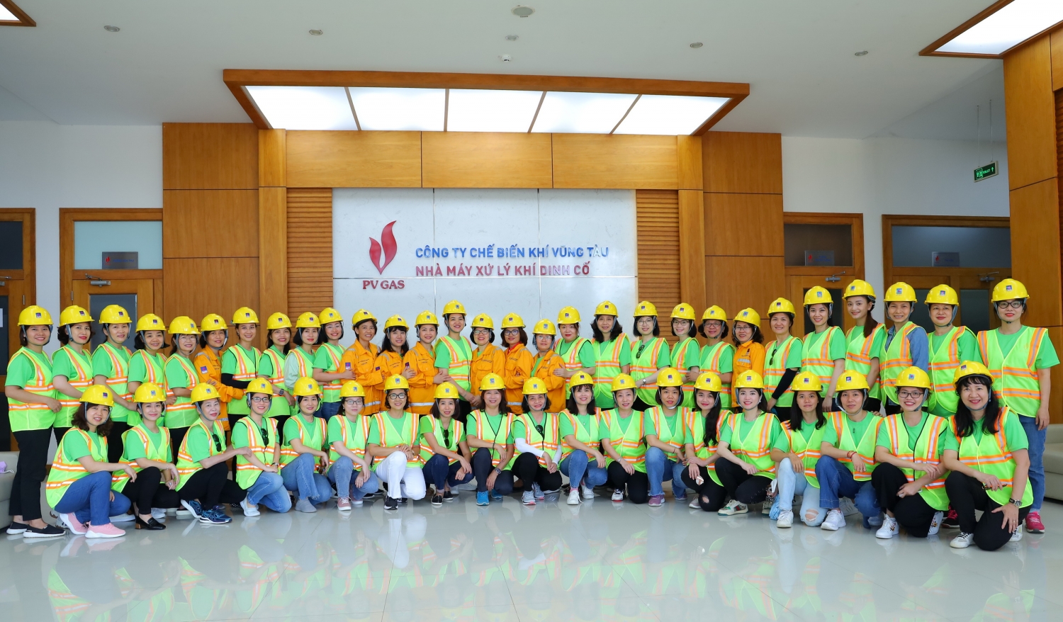 Tham quan Nhà máy xử lý khí Dinh Cố là nội dung được mong đợi của toàn Hội nghị Nữ công Tham quan Nhà máy xử lý khí Dinh Cố là nội dung được mong đợi của toàn Hội nghị Nữ công