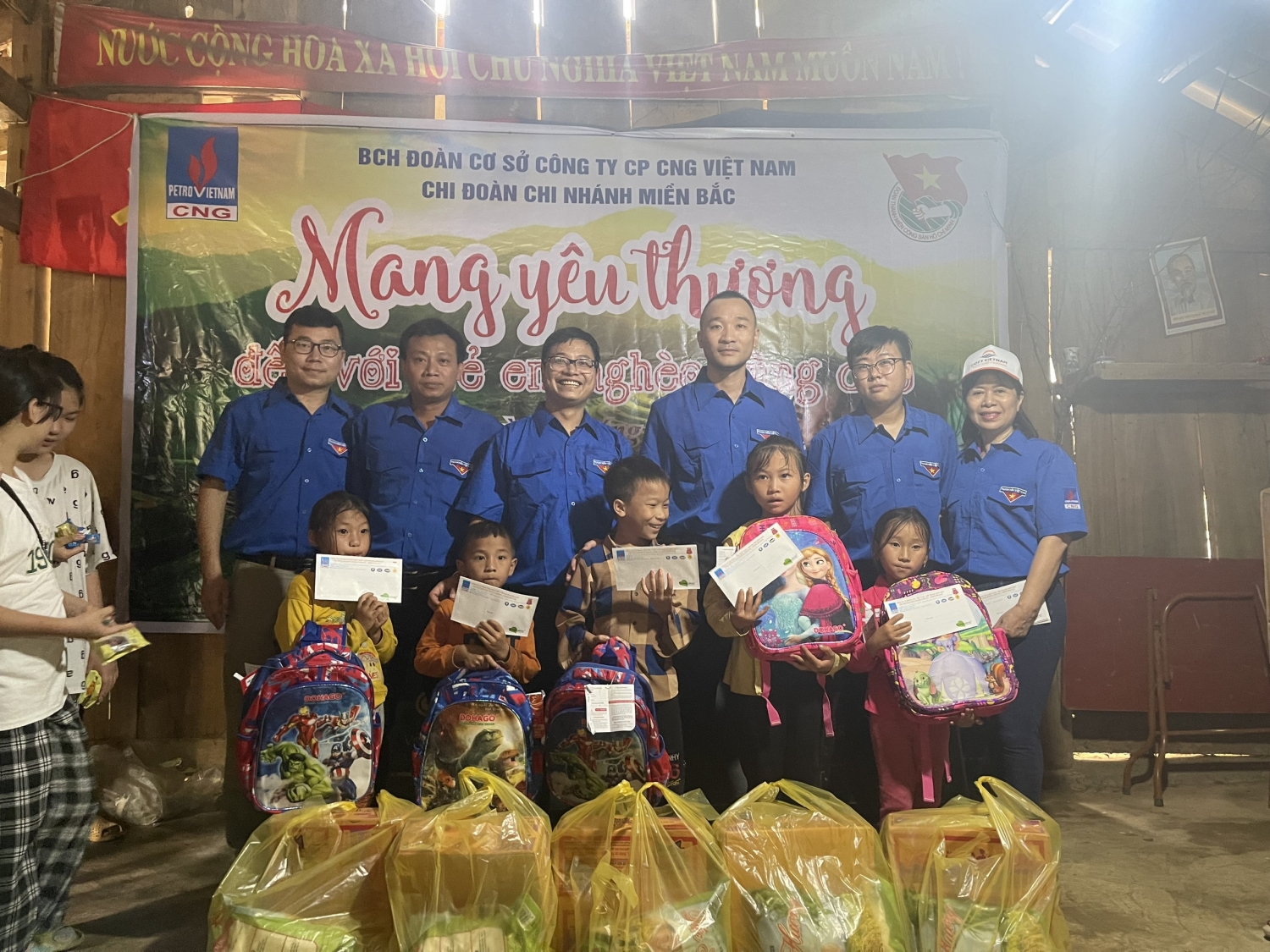 CNG Việt Nam: Mang yêu thương đến với trẻ em nghèo vùng cao CNG Việt Nam: Mang yêu thương đến với trẻ em nghèo vùng cao