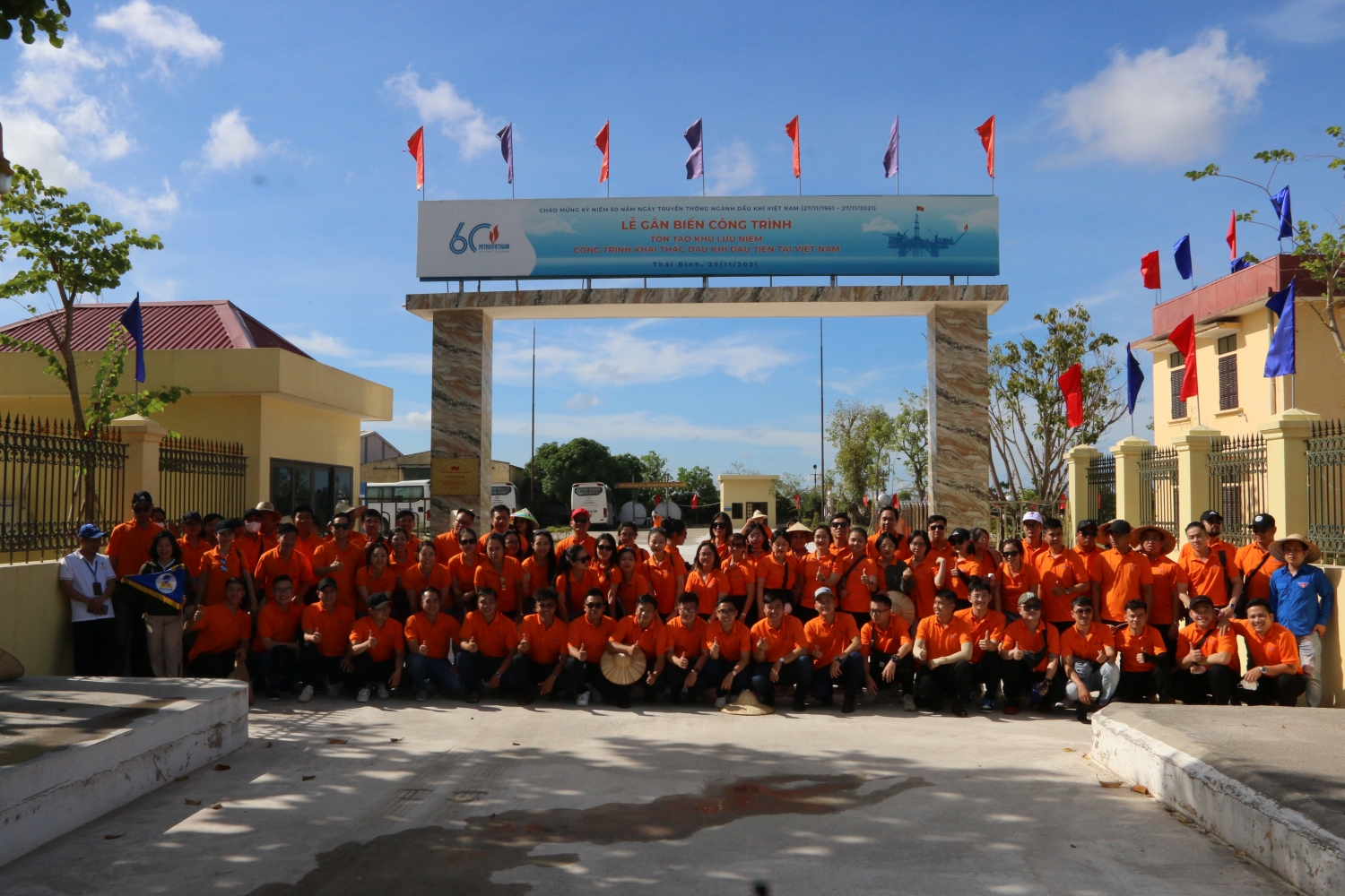 Đoàn Thanh niên Tập đoàn về thăm 'Giếng tổ' của ngành Dầu khí Đoàn Thanh niên Tập đoàn về thăm 'Giếng tổ' của ngành Dầu khí