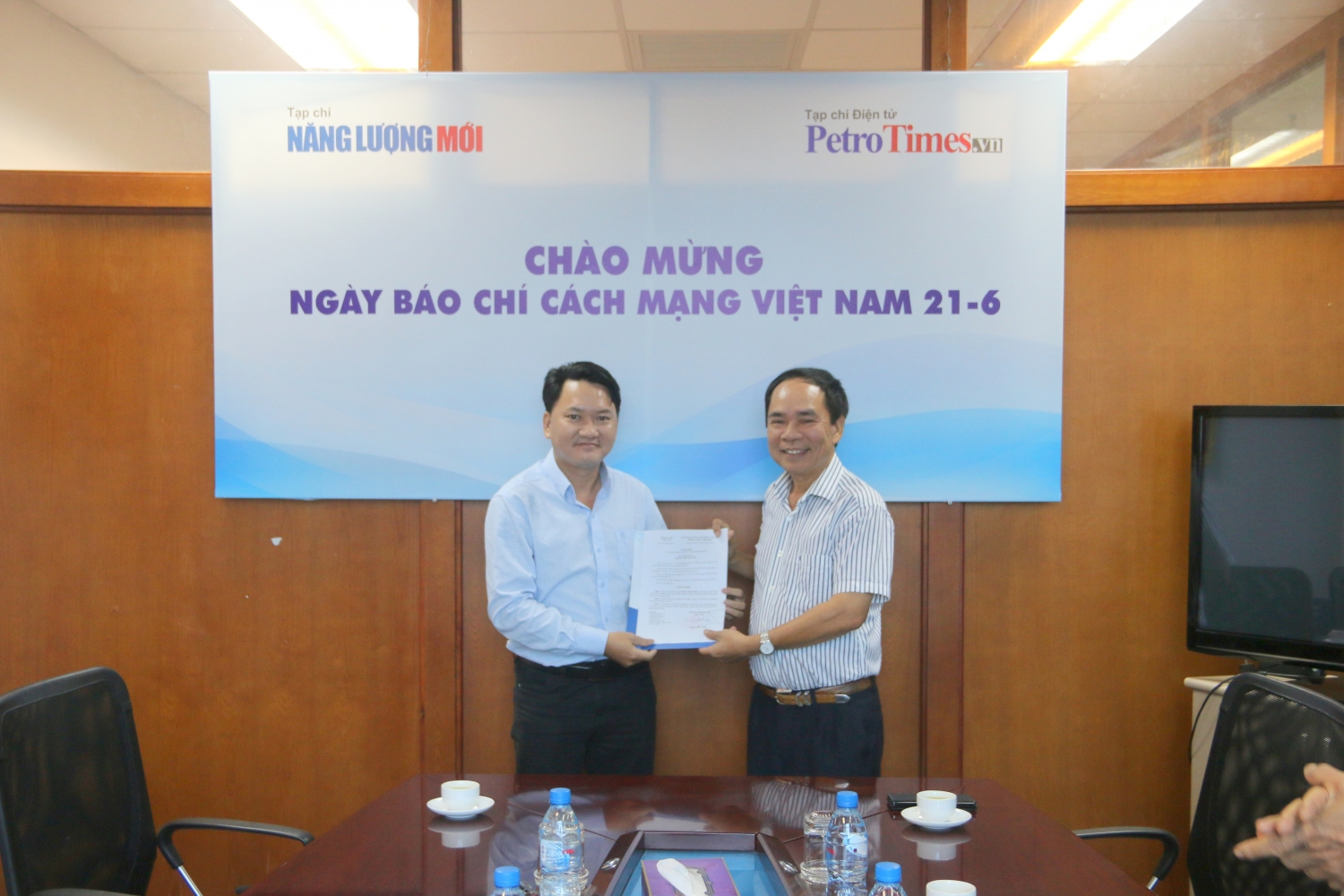 Hội DKVN công bố và trao quyết định bổ nhiệm Phó Tổng biên tập phụ trách Tạp chí Năng lượng Mới/PetroTimes Hội DKVN công bố và trao quyết định bổ nhiệm Phó Tổng biên tập phụ trách Tạp chí Năng lượng Mới/PetroTimes
