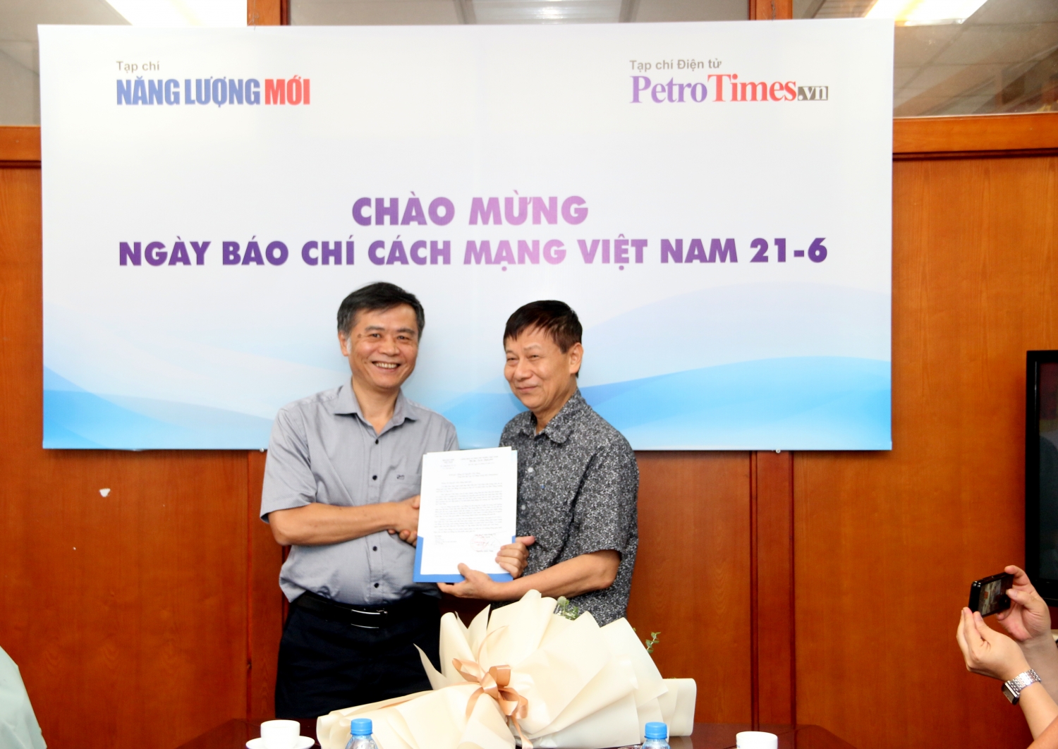 Hội DKVN công bố và trao quyết định bổ nhiệm Phó Tổng biên tập phụ trách Tạp chí Năng lượng Mới/PetroTimes Hội DKVN công bố và trao quyết định bổ nhiệm Phó Tổng biên tập phụ trách Tạp chí Năng lượng Mới/PetroTimes