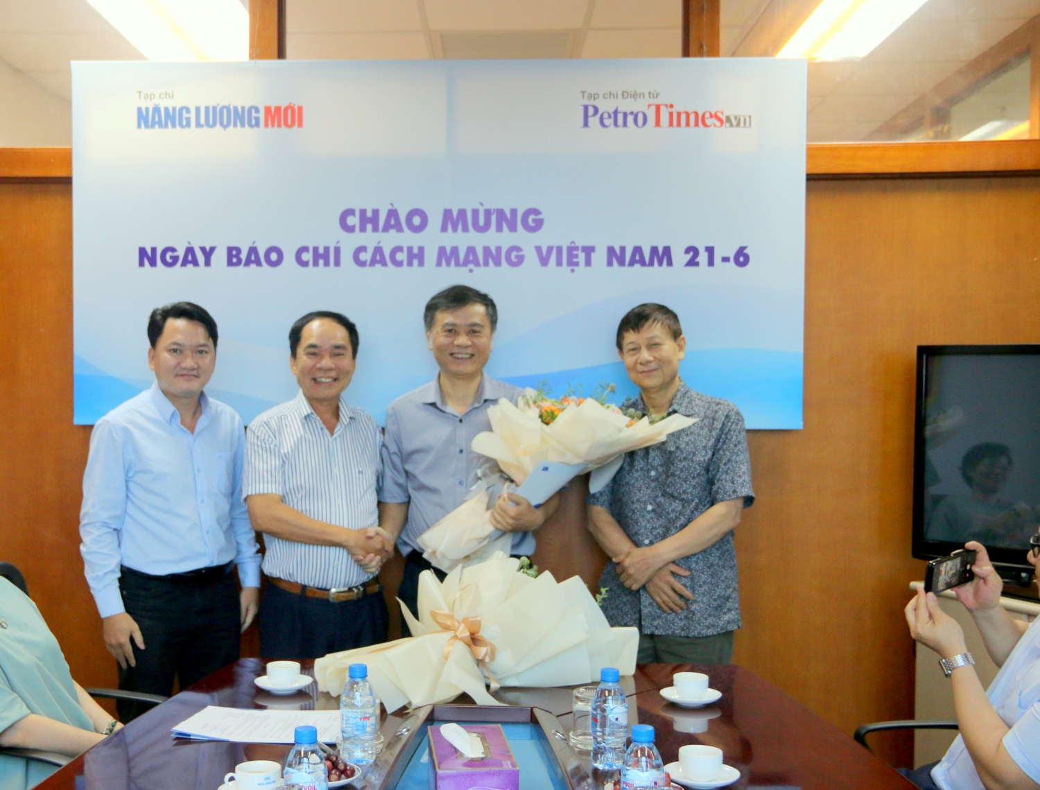 Hội DKVN công bố và trao quyết định bổ nhiệm Phó Tổng biên tập phụ trách Tạp chí Năng lượng Mới/PetroTimes Hội DKVN công bố và trao quyết định bổ nhiệm Phó Tổng biên tập phụ trách Tạp chí Năng lượng Mới/PetroTimes