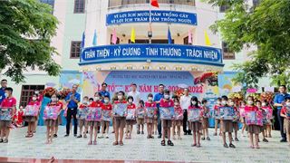 Đoàn Thanh niên PTSC M&C trao quà cho học sinh có hoàn cảnh khó khăn