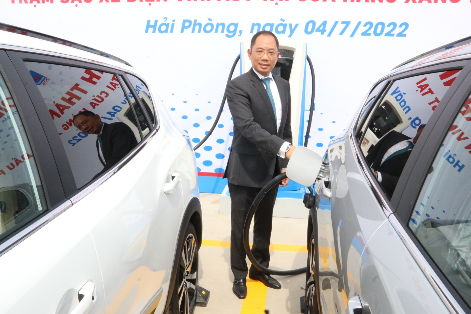 Chủ tịch HĐQT PVOIL Cao Hoài Dương trải nghiệm quá trình sạc xe điện