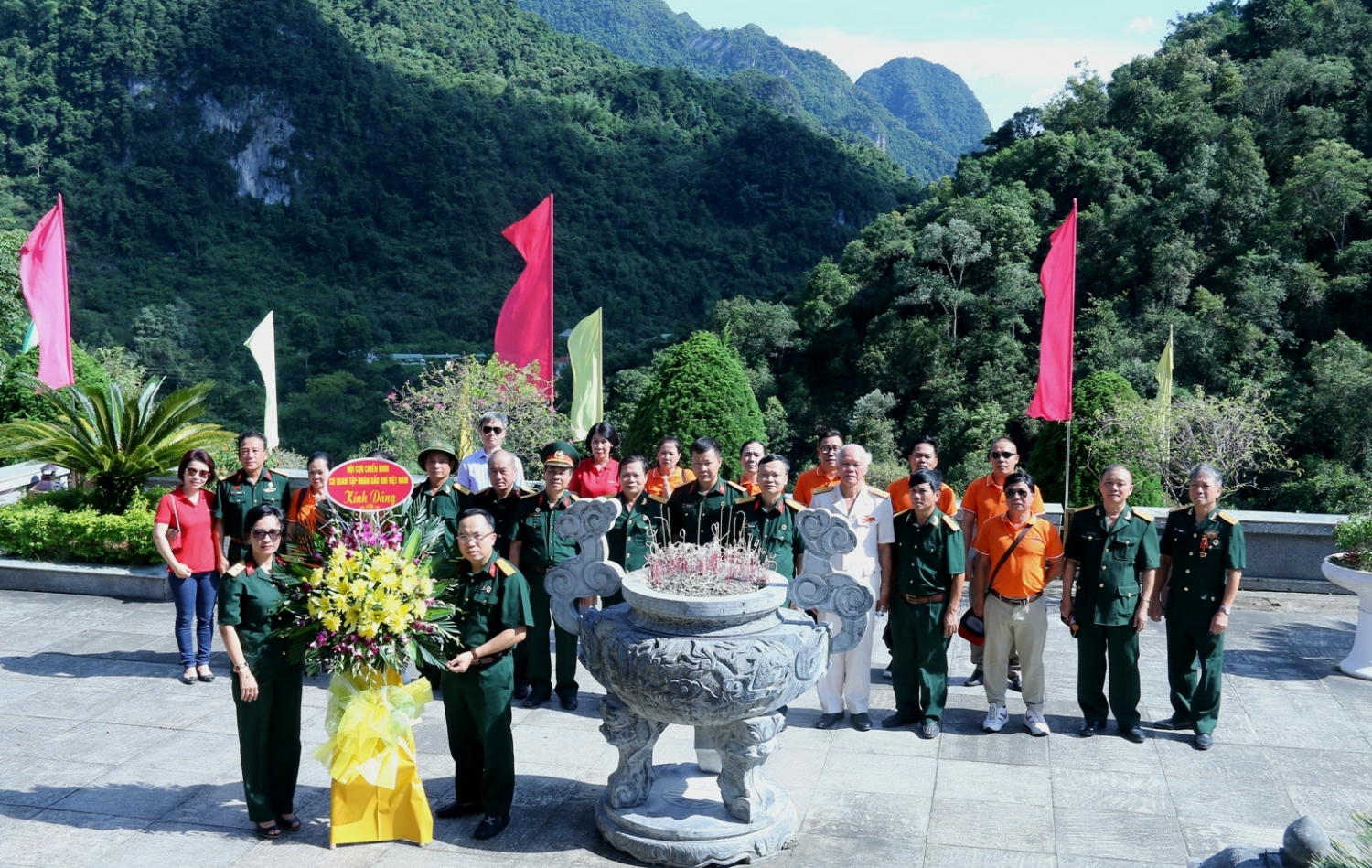 Hội CCB Cơ quan Tập đoàn tổ chức hoạt động giáo dục truyền thống lịch sử tại Cao Bằng Hội CCB Cơ quan Tập đoàn tổ chức hoạt động giáo dục truyền thống lịch sử tại Cao Bằng