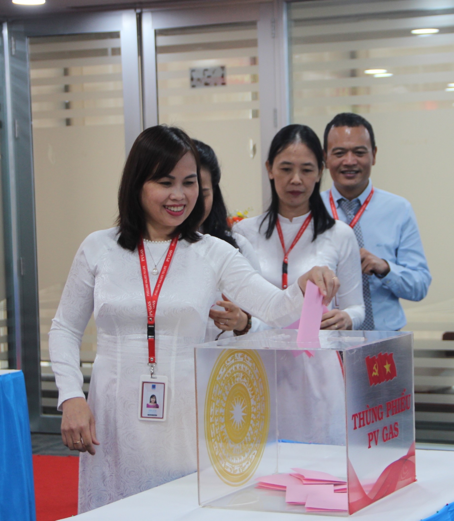 Các đại biểu tham gia bỏ phiếu tại Đại hội Các đại biểu tham gia bỏ phiếu tại Đại hội