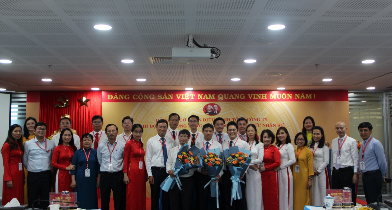 Các vị lãnh đạo và đảng viên chúc mừng Chi ủy mới ra mắt Đại hội Các vị lãnh đạo và đảng viên chúc mừng Chi ủy mới ra mắt Đại hội