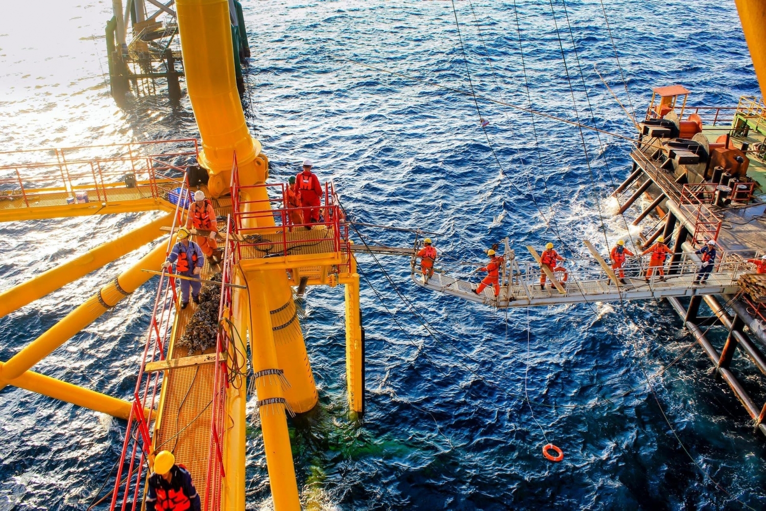 Petrovietnam qua một năm đại dịch Petrovietnam qua một năm đại dịch