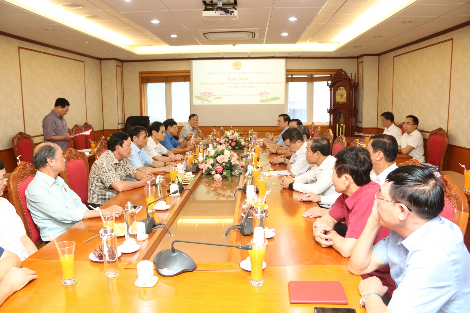 Hội CCB Tập đoàn tặng quà tri ân các thương binh đang công tác tại Trung ương Hội CCB Việt Nam Hội CCB Tập đoàn tặng quà tri ân các thương binh đang công tác tại Trung ương Hội CCB Việt Nam