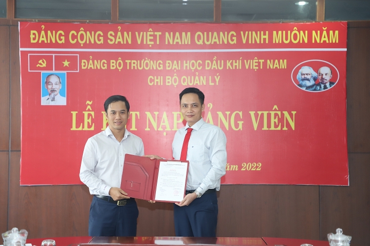 Lễ kết nạp Đảng viên mới của Đảng bộ Trường Đại học Dầu khí Việt Nam Lễ kết nạp đảng viên mới của Đảng bộ Trường Đại học Dầu khí Việt Nam