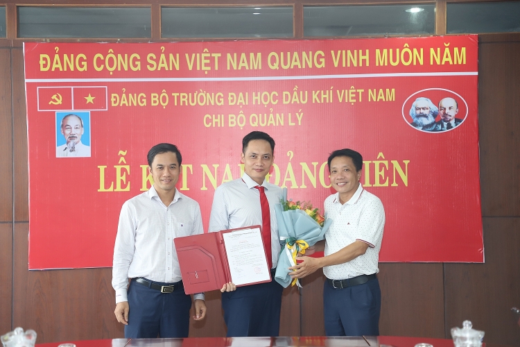 Lễ kết nạp Đảng viên mới của Đảng bộ Trường Đại học Dầu khí Việt Nam Lễ kết nạp đảng viên mới của Đảng bộ Trường Đại học Dầu khí Việt Nam