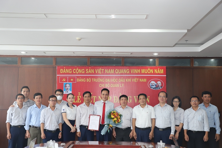 Lễ kết nạp Đảng viên mới của Đảng bộ Trường Đại học Dầu khí Việt Nam Lễ kết nạp đảng viên mới của Đảng bộ Trường Đại học Dầu khí Việt Nam