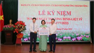 Hội CCB Tập đoàn ủng hộ quỹ “Đền ơn đáp nghĩa” phường Thành Công