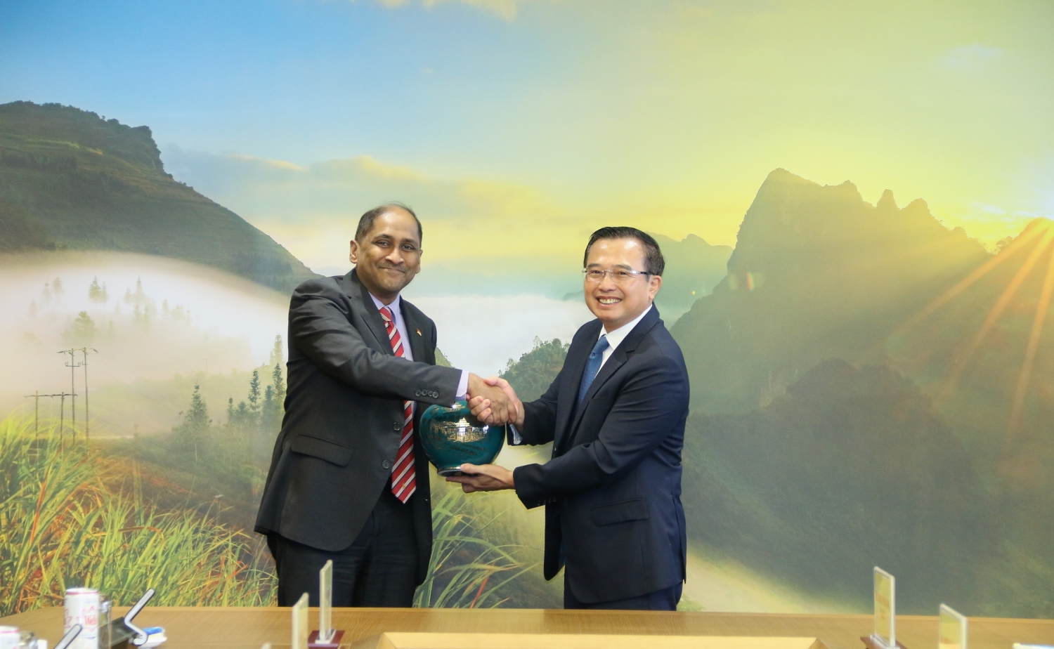 Petrovietnam and Sembcorp promote energy transformation in Vietnam