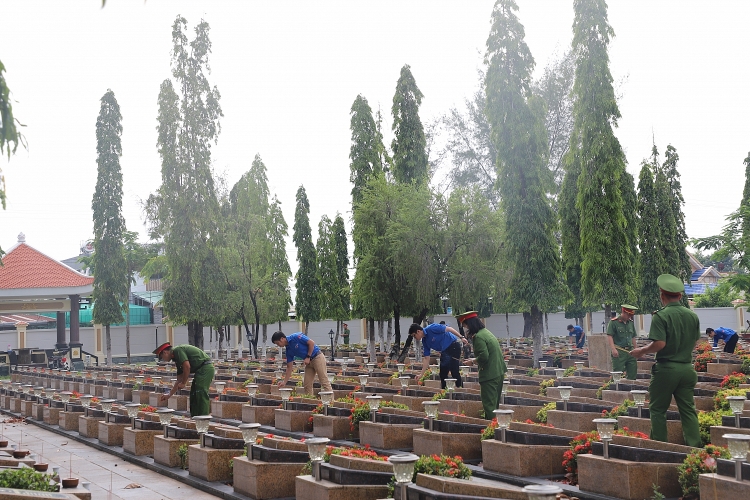 Kỷ niệm 75 năm ngày Thương binh Liệt sĩ: Cán bộ, chiến sĩ phòng cảnh sát PCCC&CNCH (PC-07) và Tuổi trẻ Xí nghiệp ĐVLGK đặt vòng hoa viếng Nghĩa trang Liệt sĩ Cán bộ chiến sĩ PC-07 và tuổi trẻ Xí nghiệp ĐVLGK viếng Nghĩa trang Liệt sĩ tỉnh Bà Rịa - Vũng Tàu