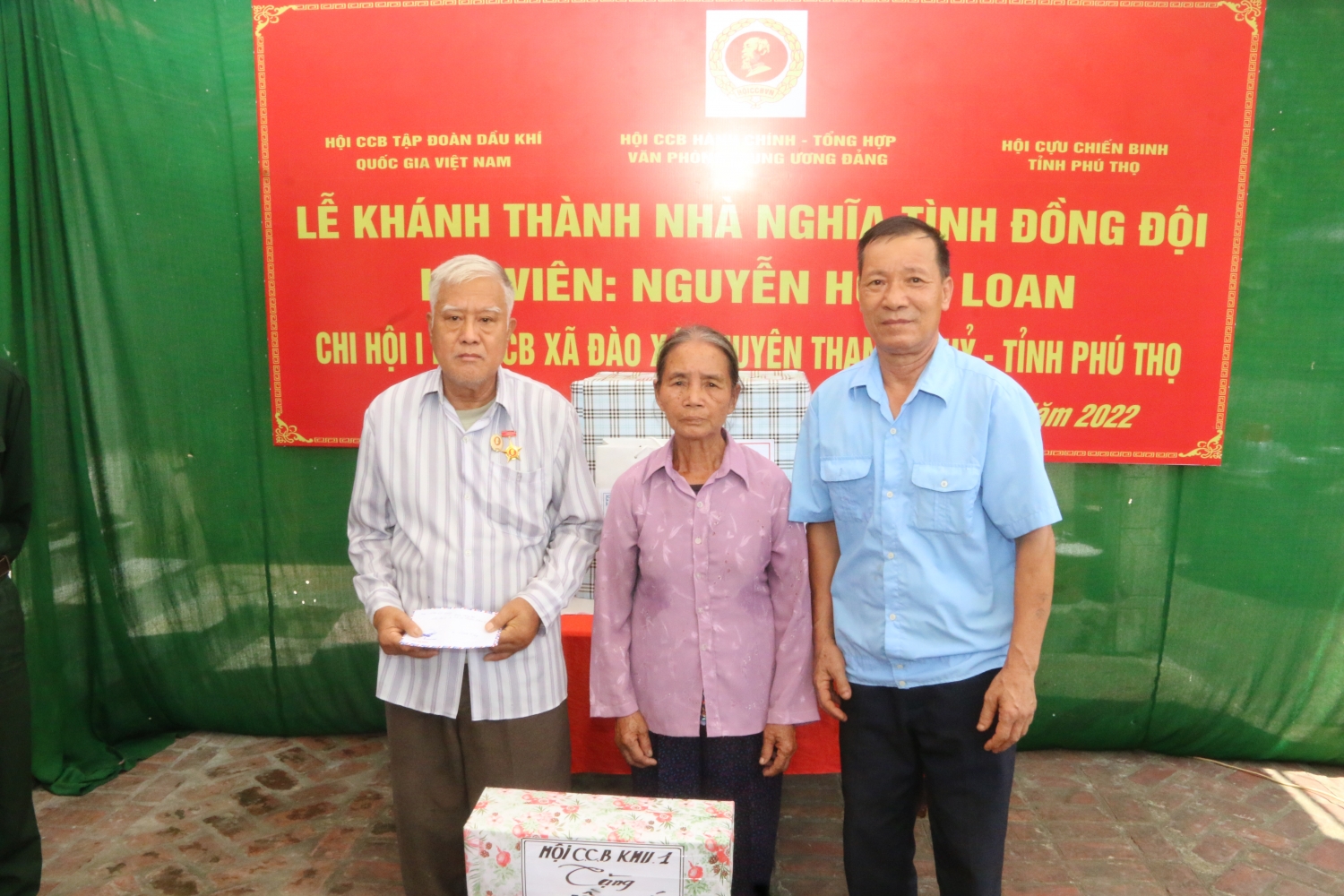 Hội CCB Tập đoàn thăm, tặng quà thương bệnh binh và hỗ trợ xây nhà nghĩa tình đồng đội tại tỉnh Phú Thọ Hội CCB Tập đoàn thăm, tặng quà thương bệnh binh và hỗ trợ xây nhà nghĩa tình đồng đội tại tỉnh Phú Thọ