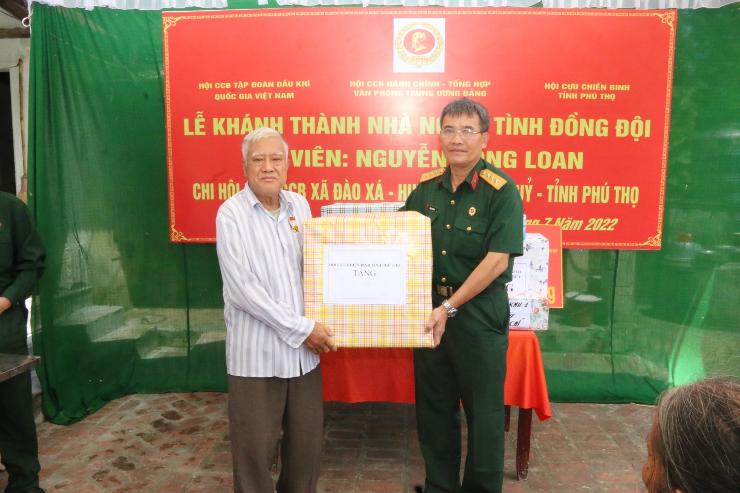 Hội CCB Tập đoàn thăm, tặng quà thương bệnh binh và hỗ trợ xây nhà nghĩa tình đồng đội tại tỉnh Phú Thọ Hội CCB Tập đoàn thăm, tặng quà thương bệnh binh và hỗ trợ xây nhà nghĩa tình đồng đội tại tỉnh Phú Thọ