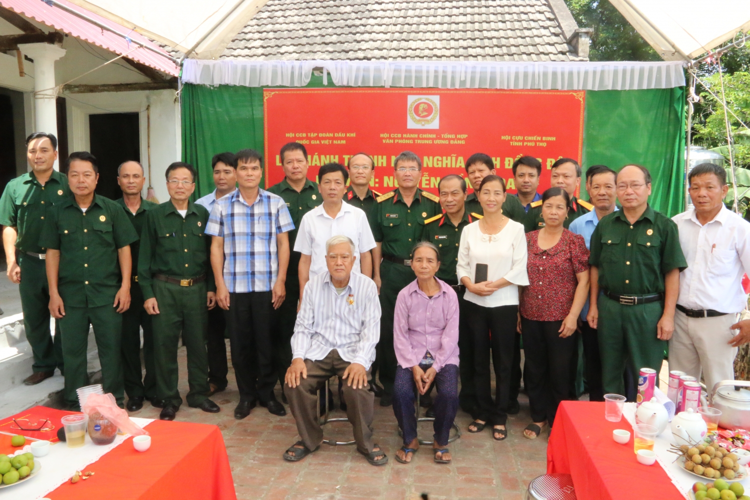 Các đại biểu tham dự lễ khánh thành nhà Hội CCB Tập đoàn thăm, tặng quà thương bệnh binh và hỗ trợ xây nhà nghĩa tình đồng đội tại tỉnh Phú Thọ