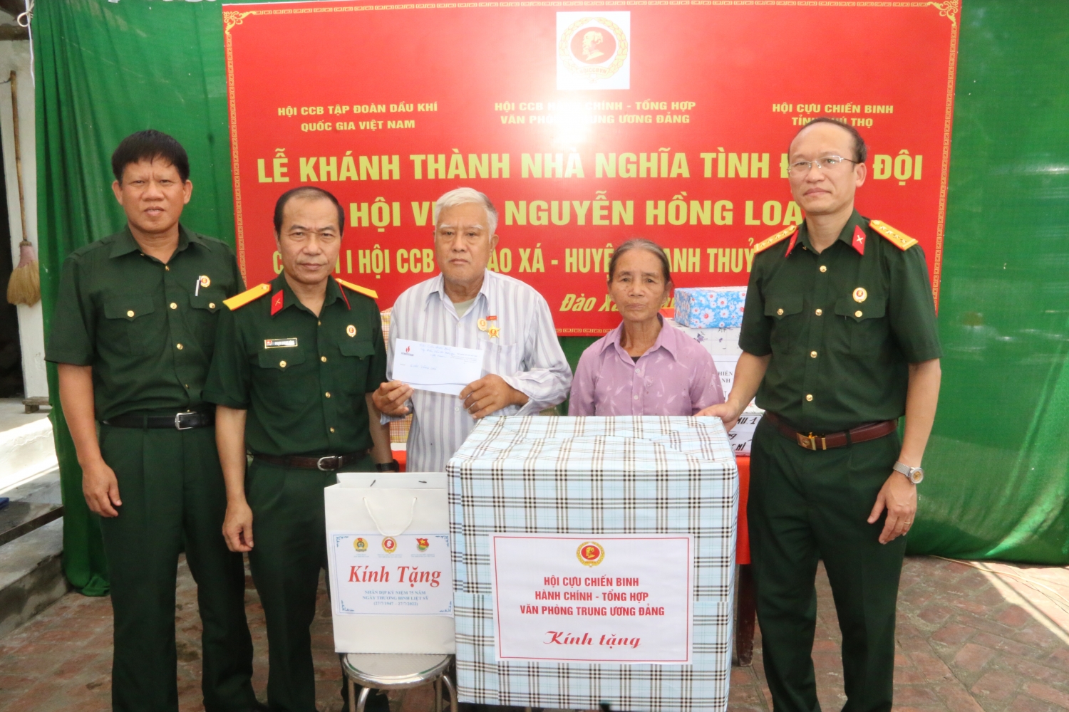 Hội CCB Tập đoàn thăm, tặng quà thương bệnh binh và hỗ trợ xây nhà nghĩa tình đồng đội tại tỉnh Phú Thọ Hội CCB Tập đoàn thăm, tặng quà thương bệnh binh và hỗ trợ xây nhà nghĩa tình đồng đội tại tỉnh Phú Thọ