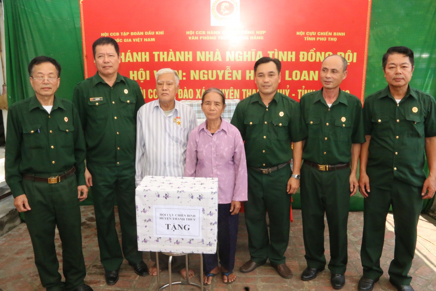 Hội CCB Tập đoàn thăm, tặng quà thương bệnh binh và hỗ trợ xây nhà nghĩa tình đồng đội tại tỉnh Phú Thọ Hội CCB Tập đoàn thăm, tặng quà thương bệnh binh và hỗ trợ xây nhà nghĩa tình đồng đội tại tỉnh Phú Thọ