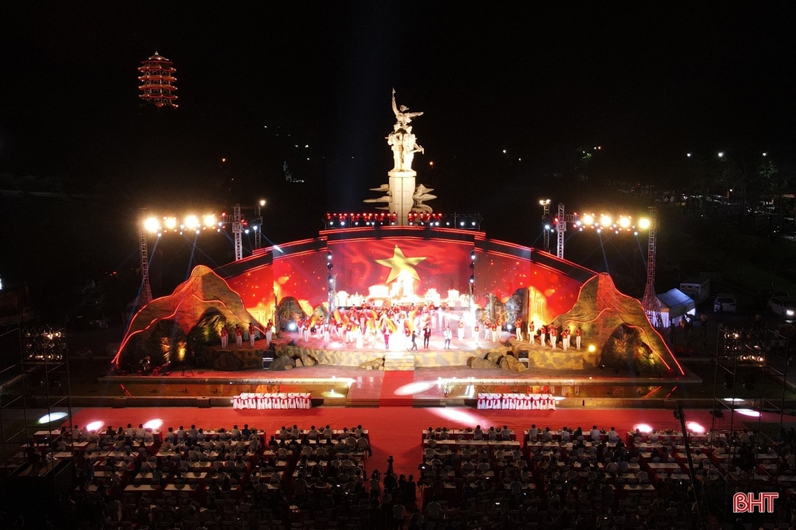 “Cõi thiêng Đồng Lộc” mang đến cho khán giả một chương trình nghệ thuật ý nghĩa, sâu sắc và thiết thực. “Cõi thiêng Đồng Lộc” mang đến cho khán giả một chương trình nghệ thuật ý nghĩa, sâu sắc và thiết thực.