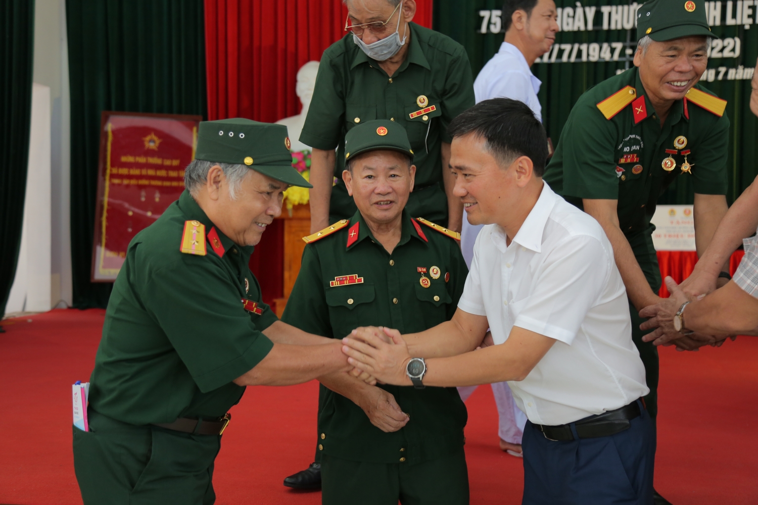 CĐ DKVN thăm, tặng quà thương, bệnh binh tại Trung tâm điều dưỡng Nho Quan (Ninh Bình) CĐ DKVN thăm, tặng quà thương, bệnh binh tại Trung tâm Điều dưỡng thương binh Nho Quan