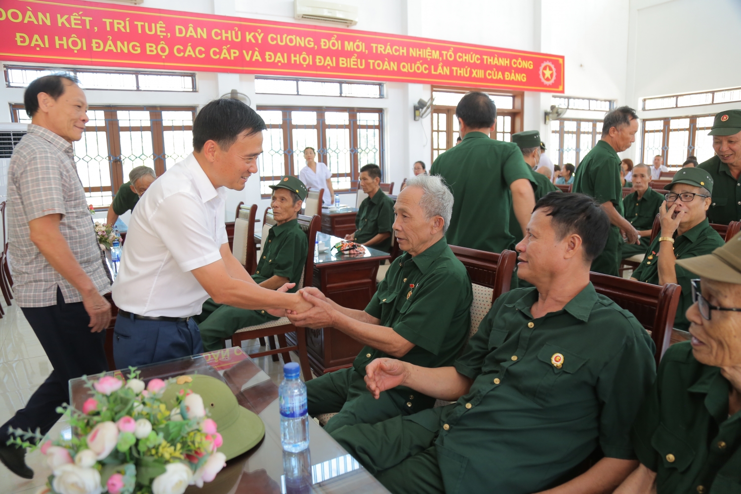 CĐ DKVN thăm, tặng quà thương, bệnh binh tại Trung tâm điều dưỡng Nho Quan (Ninh Bình) CĐ DKVN thăm, tặng quà thương, bệnh binh tại Trung tâm Điều dưỡng thương binh Nho Quan