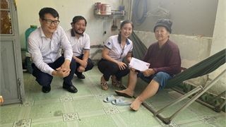 Trường Đại học Dầu khí Việt Nam thăm, tặng quà các gia đình chính sách nhân ngày Thương binh - Liệt sĩ