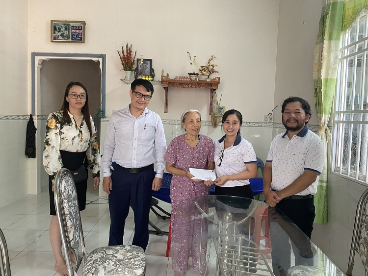 Trường Đại học Dầu khí Việt Nam: Thăm, tặng quà các gia đình chính sách nhân ngày Thương binh Liệt sĩ Trường Đại học Dầu khí Việt Nam thăm, tặng quà các gia đình chính sách nhân ngày Thương binh - Liệt sĩ