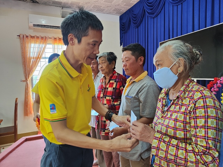 PVCFC trợ sức bà con khắc phục thiệt hại do mưa dông tại Cà Mau PVCFC trợ sức bà con khắc phục thiệt hại do mưa dông tại Cà Mau