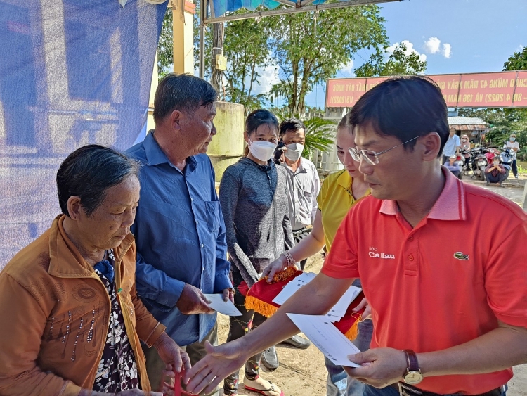 PVCFC trợ sức bà con khắc phục thiệt hại do mưa dông tại Cà Mau PVCFC trợ sức bà con khắc phục thiệt hại do mưa dông tại Cà Mau