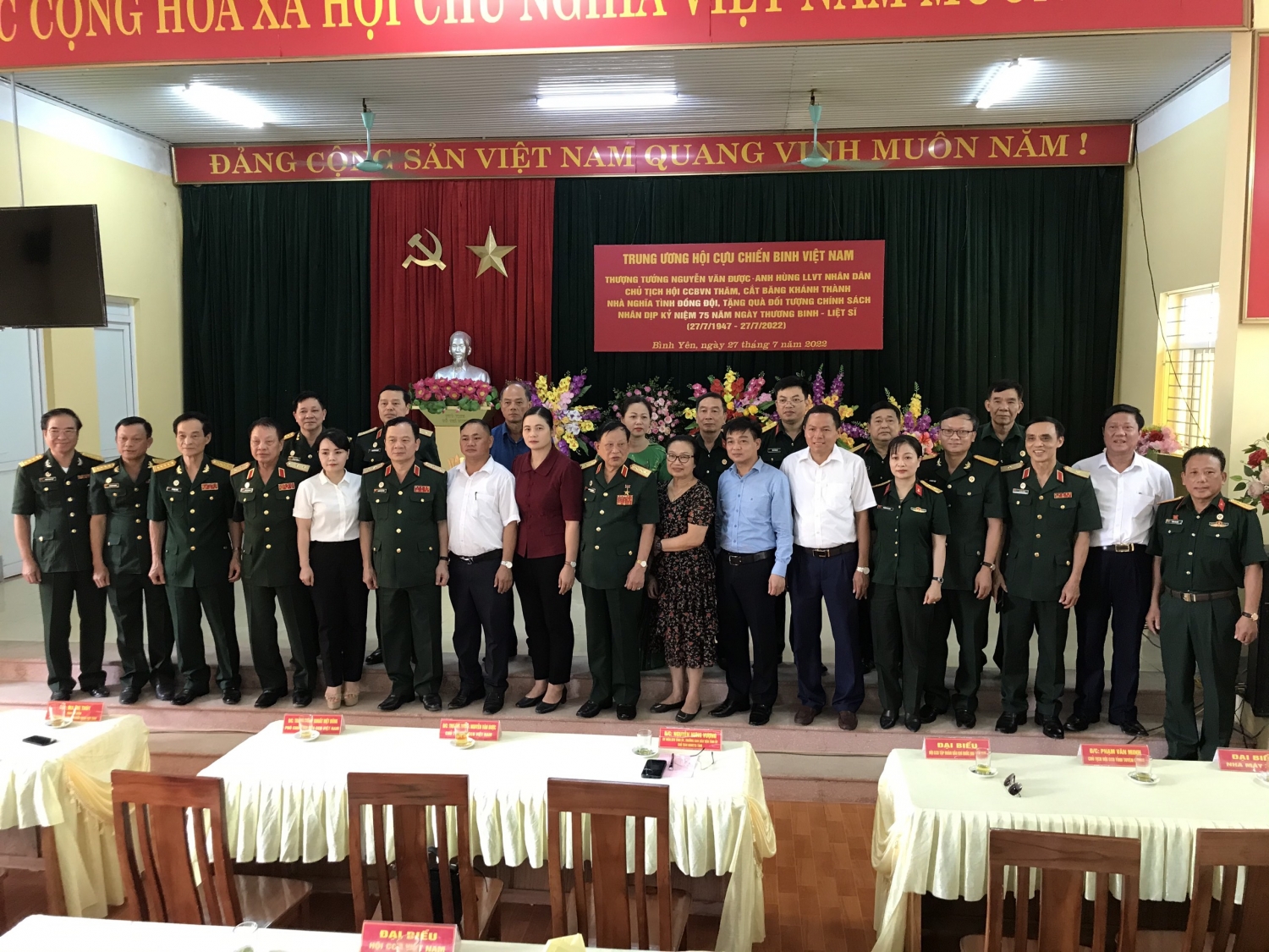 Đoàn công tác chụp ảnh lưu niệm với lãnh đạo tỉnh Tuyên Quang, huyện Sơn Dương và xã Bình Yên. Đoàn công tác chụp ảnh lưu niệm với lãnh đạo tỉnh Tuyên Quang, huyện Sơn Dương và xã Bình Yên.