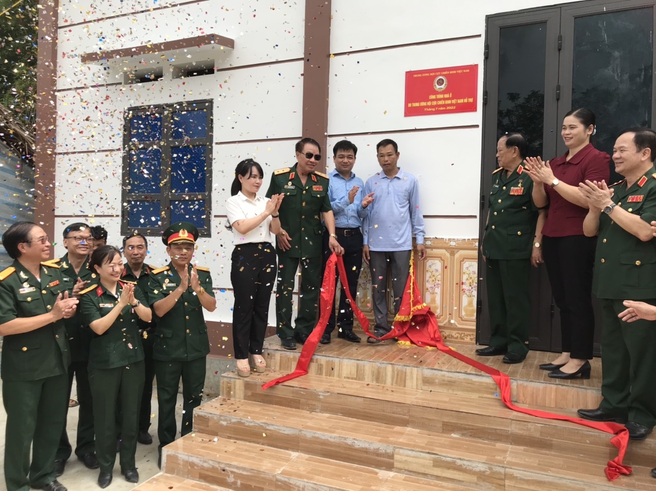 Hội CCB Việt Nam và Hội CCB Tập đoàn tặng quà đối tượng chính sách và khánh thành nhà nghĩa tình đồng đội tại tỉnh Tuyên Quang Hội CCB Việt Nam và Hội CCB Tập đoàn tặng quà đối tượng chính sách và khánh thành nhà nghĩa tình đồng đội tại tỉnh Tuyên Quang
