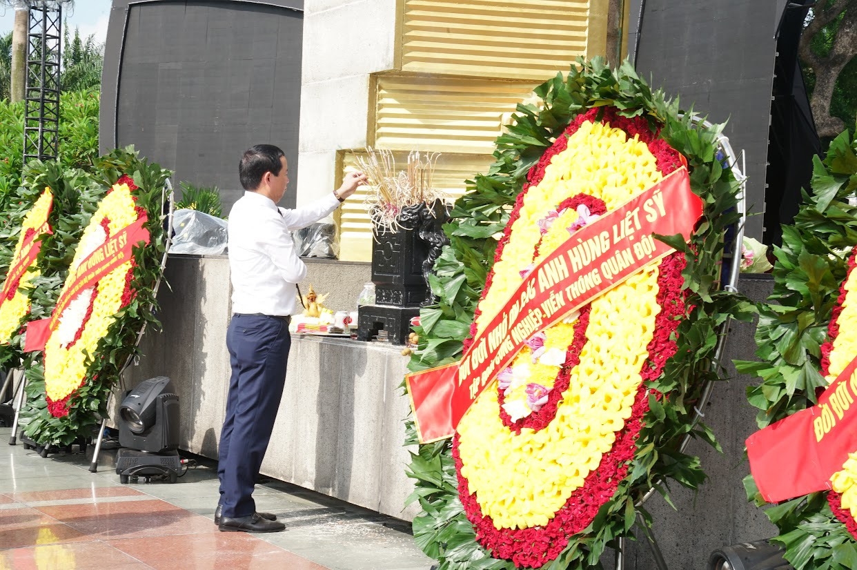 Đồng chí Hồ Công Kỳ- Bí thư Đảng ủy, Chủ tịch HĐTV dâng hương, tri ân các anh linh liệt sỹ, bày tỏ tấm lòng biết ơn của các thế hệ NLĐ PV POWER. Đồng chí Hồ Công Kỳ- Bí thư Đảng ủy, Chủ tịch HĐTV dâng hương, tri ân các anh linh liệt sỹ, bày tỏ tấm lòng biết ơn của các thế hệ NLĐ PV POWER.